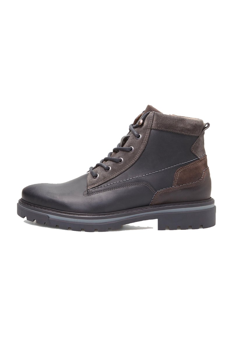 Botine negre din piele, cu accente de suede maro, șireturi rotunde și un toc din cauciuc texturat. Dispun de un guler căptușit și detalii cusute.