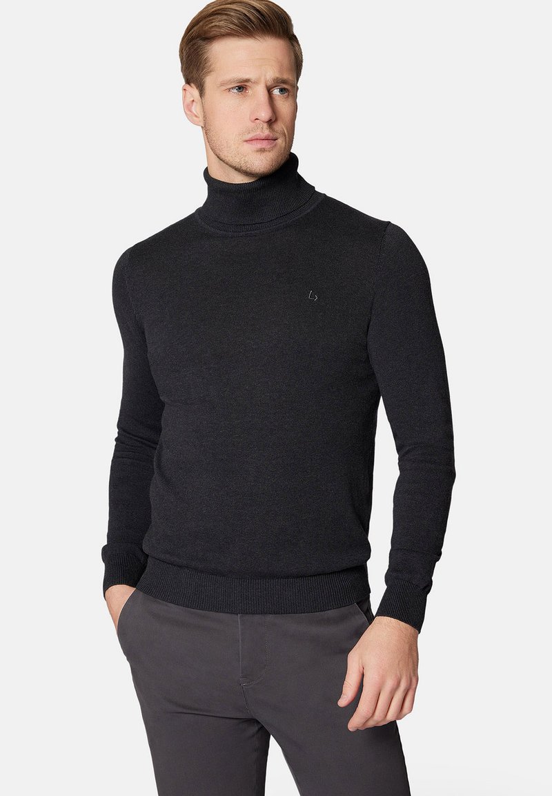 Czarny golf w odcieniu ciemnoszarym, z długimi rękawami i prążkowanymi mankietami. Posiada małe logo na piersi. Wykonany z miękkiego, teksturowanego materiału.