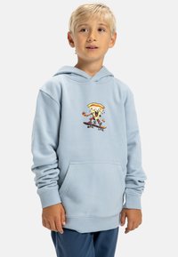 Felpa blu chiaro in tessuto morbido con un personaggio di pizza in cartoon su uno skateboard. Include una tasca frontale e polsini a coste.