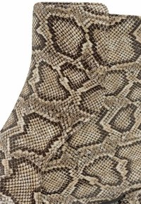 Marco Tozzi Bottines - dune structure