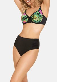 Czarny, wysoki dół bikini połączony z kolorowym biustonoszem w kwiaty z detalem w postaci kokardy. Gładki materiał z marszczonymi akcentami po bokach.