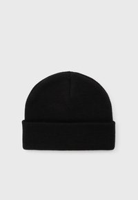 Zwarte beanie van gebreide stof, met een opgerolde rand. Eenvoudig, naadloos ontwerp met een gladde textuur en een consistente kleur.