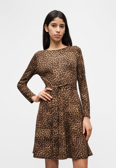 Φόρεμα με λεοπάρ σχέδιο, μακριά μανίκια, στρογγυλή λαιμόκοψη και δετή λεπτομέρεια στη μέση. Κατασκευασμένο από απαλό, ελαστικό ύφασμα.