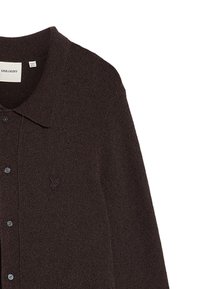 Brun stickad cardigan med krage, som har en logotyp på vänster sida. Den har ett texturerat tyg och knappstängning.