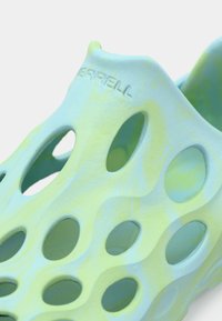 Παπούτσια Merrell με σχέδιο σε ανοιχτό πράσινο και μπλε μαρμάρινο μοτίβο· διαθέτουν μεγάλα ανοίγματα για αερισμό· κατασκευασμένα από εύκαμπτο συνθετικό υλικό.