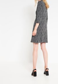 More & More Robe pull - black