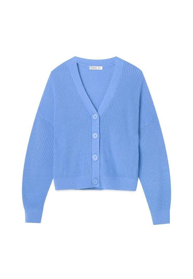 Light blue cropped cardigan made of ribbed fabric, featuring a V-neck, long sleeves, and five button closures down the front.