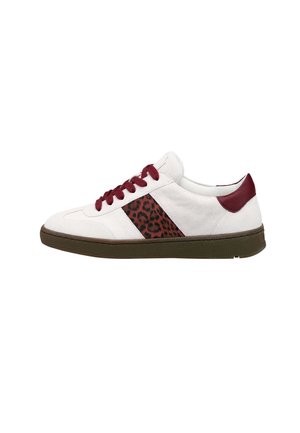 Biały sneaker z ciemnoczerwonymi sznurowadłami, boczną częścią z panterkowym wzorem, ciemnoczerwonym językiem na pięcie i brązową gumową podeszwą.