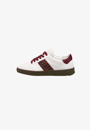 Biały sneaker z ciemnoczerwonymi sznurowadłami, boczną częścią z panterkowym wzorem, ciemnoczerwonym językiem na pięcie i brązową gumową podeszwą.