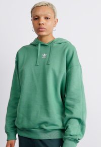 adidas Originals HOODIE - Športni pulover - preloved green