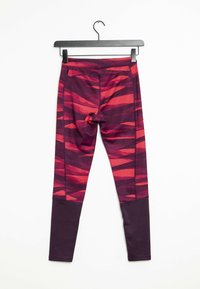 Leggings met een geometrisch patroon in rood en donkerpaars, met een aansluitend ontwerp, een gladde textuur en stevige donkerpaarse accenten bij de enkel.