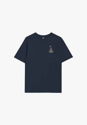 Marineblå kortærmet T-shirt med et lille beige grafik af et champagne-tårn, der bliver fyldt op på den øverste venstre bryst.