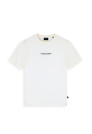 Wit T-shirt met korte mouwen met zwarte tekst "BALLIN STUDIOS ALL RIGHTS RESERVED" gecentreerd op de borst en een klein zwart label aan de zijnaden.