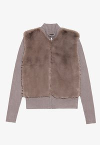 Fuskpälsväst i taupe med ribbad stickad botten, dragkedjestängning och hög krage. Kännetecknas av sin mjuka textur och kontrasterande materialdesign.