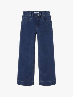 Sötétkék farmer széles lábú nadrág gombos záródással, öt zsebbel és steppelt szegélyekkel. Az anyaga enyhén texturált.