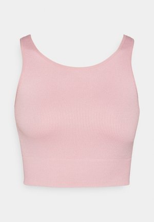 Růžový žebrovaný crop top s kulatým výstřihem a širokými ramínky, s hladkou texturou a přiléhavým střihem.