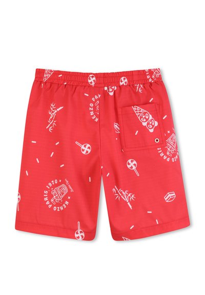 Shorts de bain rouges avec des motifs blancs comprenant des sucettes, des glaces et du texte. Taille élastique et une poche arrière unique avec rabat.