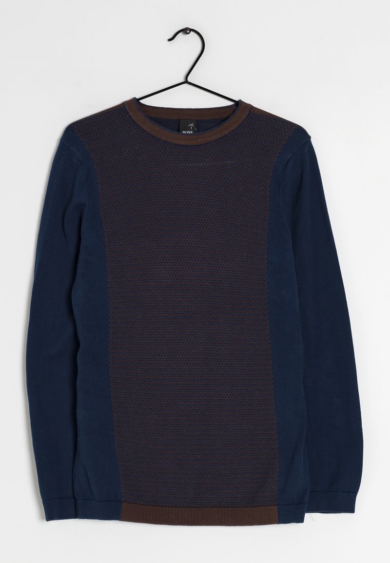 Pull bleu marine à manches longues avec un panneau marron texturé à l'avant, présentant un col rond et des poignets et ourlet côtelés.