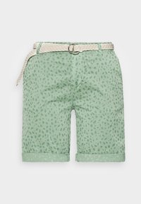 Pantalones cortos verde claro con un estampado de hojas, que cuentan con un cinturón blanco tejido y puños doblados. Fabricados en un material ligero.
