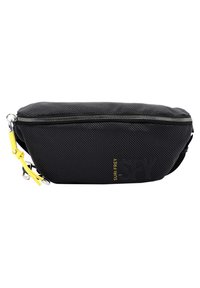 Borsa in nylon nero texture con chiusura a zip, caratterizzata da un accento giallo e una clip argentata. Design compatto e rettangolare con branding sottile.