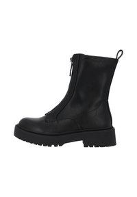 Bota de cuero negra hasta el tobillo con cremallera lateral, suela de goma gruesa y lazo en la parte posterior para un fácil uso. Textura suave, diseño minimalista.
