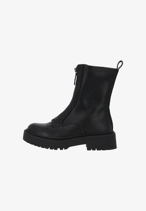 Bota de cuero negra hasta el tobillo con cremallera lateral, suela de goma gruesa y lazo en la parte posterior para un fácil uso. Textura suave, diseño minimalista.