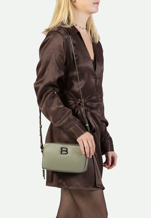 Sac en cuir vert en bandoulière avec fermeture éclair et un logo en lettre "B" noire bien visible ; texture lisse et bandoulière ajustable.