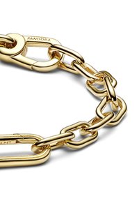 Pulsera de metal en tono dorado que presenta un diseño de eslabones ovalados y rectangulares interconectados, con textura suave, marcada con "PANDORA."