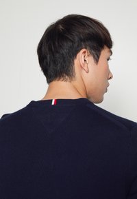 Tommy Hilfiger PIMA CREW NECK - Jumper - desert sky
