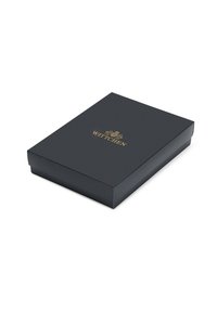 Czarne tekturowe pudełko o matowym wykończeniu, z tłoczonym na złoto logo na górze. Prostokątny kształt o gładkiej fakturze.