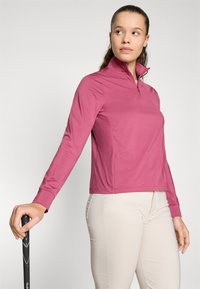 Pullover a maniche lunghe, magenta, con colletto alto e zip a un quarto, realizzato in tessuto morbido. Presenta un design aderente e dettagli di cucitura sottili.