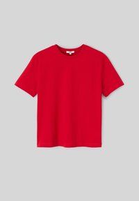 T-shirt en coton rouge avec des manches courtes et un col rond. Texture douce, coupe régulière, avec des lignes épurées et sans motifs ni accents visibles.