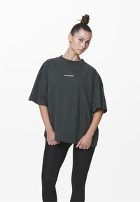 Pegador ARENDAL LOGO HEAVY OVERSIZED TEE - Marškinėliai su spaudiniu - washed sage green