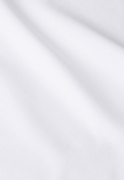 Textil alb cu o textură fină, ribbed și un luciu subtil, care prezintă pliuri moi și fluide, precum și umbre. Nu sunt vizibile modele sau detalii hardware.