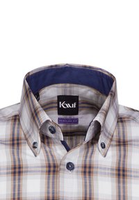 Camicia a quadri in bianco, marrone e blu navy. Presenta un colletto button-down, un interno del colletto a contrasto e bottoni blu navy. Vestibilità regolare.