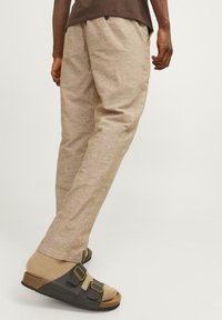 Jack & Jones STACE - Chinos tipa bikses - rubber