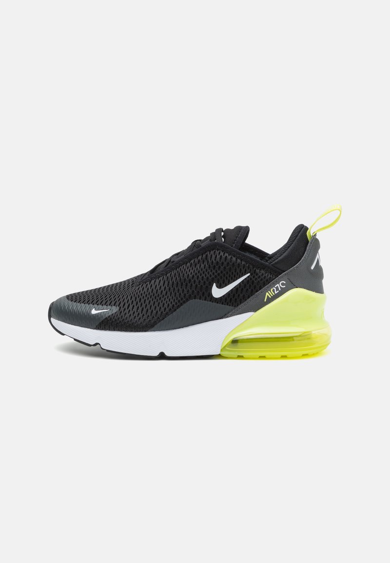 Sorte mesh sneakers med en hvit mellomsåle, grønn hælkapping og en gul trekkflik. Har et elegant design og fremtredende merkevare.