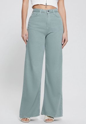 Pantalones de mezclilla de pierna ancha en verde claro, con cintura alta, bolsillos frontales y una textura suave con cierre de cremallera y botón.