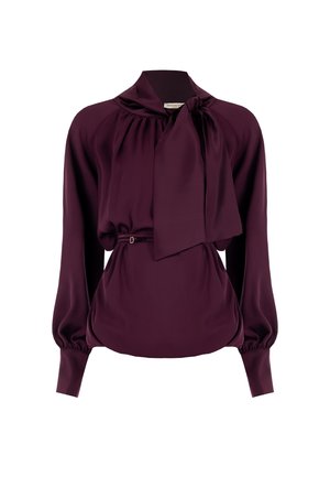 Blusa di seta bordeaux con scollatura a fiocco, maniche lunghe e dettaglio arricciato in vita. Tessuto morbido con una finitura liscia e una leggera lucentezza.