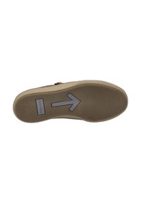 Suela de zapato marrón con goma texturizada, que presenta una flecha gris prominente y la etiqueta de la marca "JOSEF SEIBEL." Bordes suaves con detalles de diseño sutiles.