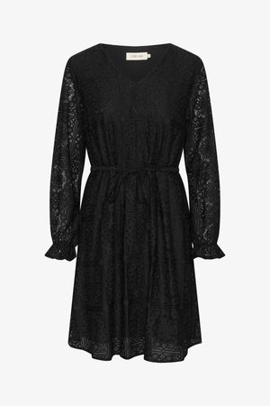 Abito nero con scollatura a V, maniche lunghe trasparenti e polsini arricciati. Presenta motivi floreali ricamati e una cintura in vita per la regolazione.