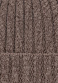 Brązowa czapka dzianinowa z prążkowaną teksturą, posiadająca naprzemienne wąskie i szerokie paski, wykonana z miękkiego, puszystego materiału.