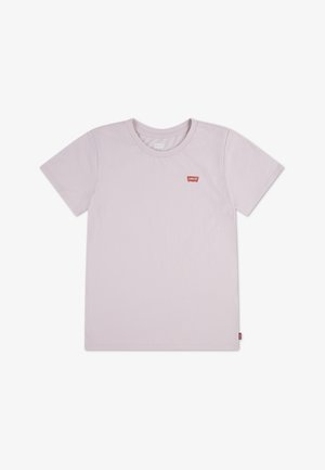 Ανοιχτό μωβ βαμβακερό t-shirt με κοντά μανίκια, στρογγυλή λαιμόκοψη, μικρό κόκκινο έμβλημα στο αριστερό στήθος, μίνιμαλ σχεδίαση, λεία υφή.