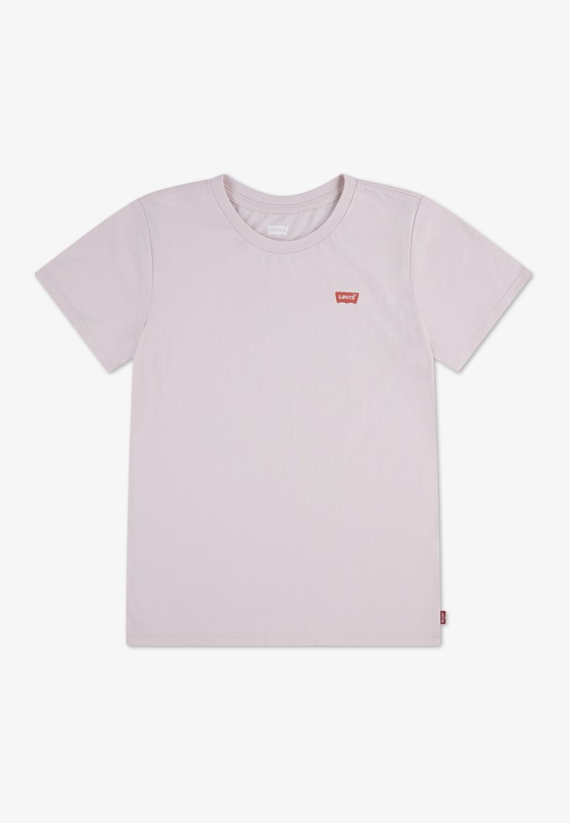 Ανοιχτό μωβ βαμβακερό t-shirt με κοντά μανίκια, στρογγυλή λαιμόκοψη, μικρό κόκκινο έμβλημα στο αριστερό στήθος, μίνιμαλ σχεδίαση, λεία υφή.