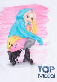 Grafisches T-Shirt mit einer illustrierten Mädchen mit blonden Haaren, die ein blaues und gelbes Kapuzenoberteil, graue Leggings und schwarze Stiefel trägt. Text lautet "TOP Model."