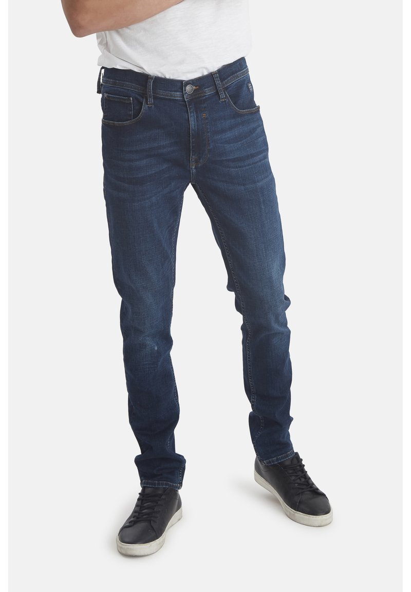 Mörkblå denimjeans med slim fit, som har femficksdesign, subtila slitningar och en liten logotyp på bakfickan.