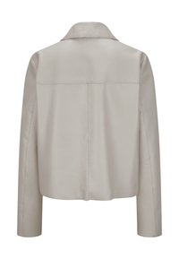 Hellbeige Lederjacke mit Kragen, cropped Länge und langen Ärmeln. Glatte Textur mit minimalistischen Steppdetails.