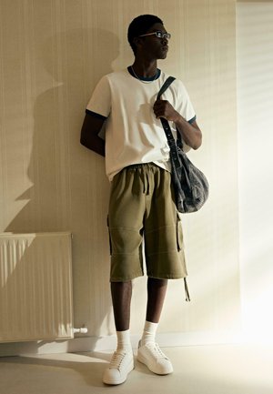 Bershka, FADED - CARGO JORTS - Shorts - khaki