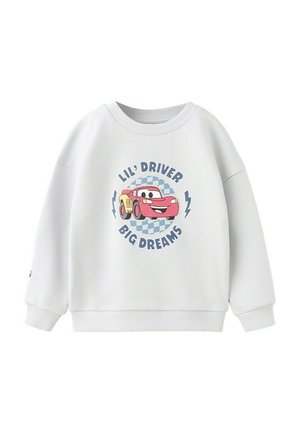 Sweatshirt blanc pour enfants avec une voiture de course rouge dessinée en style cartoon et le texte « Lil' Driver Big Dreams » sur le devant, avec un fond à damier bleu.