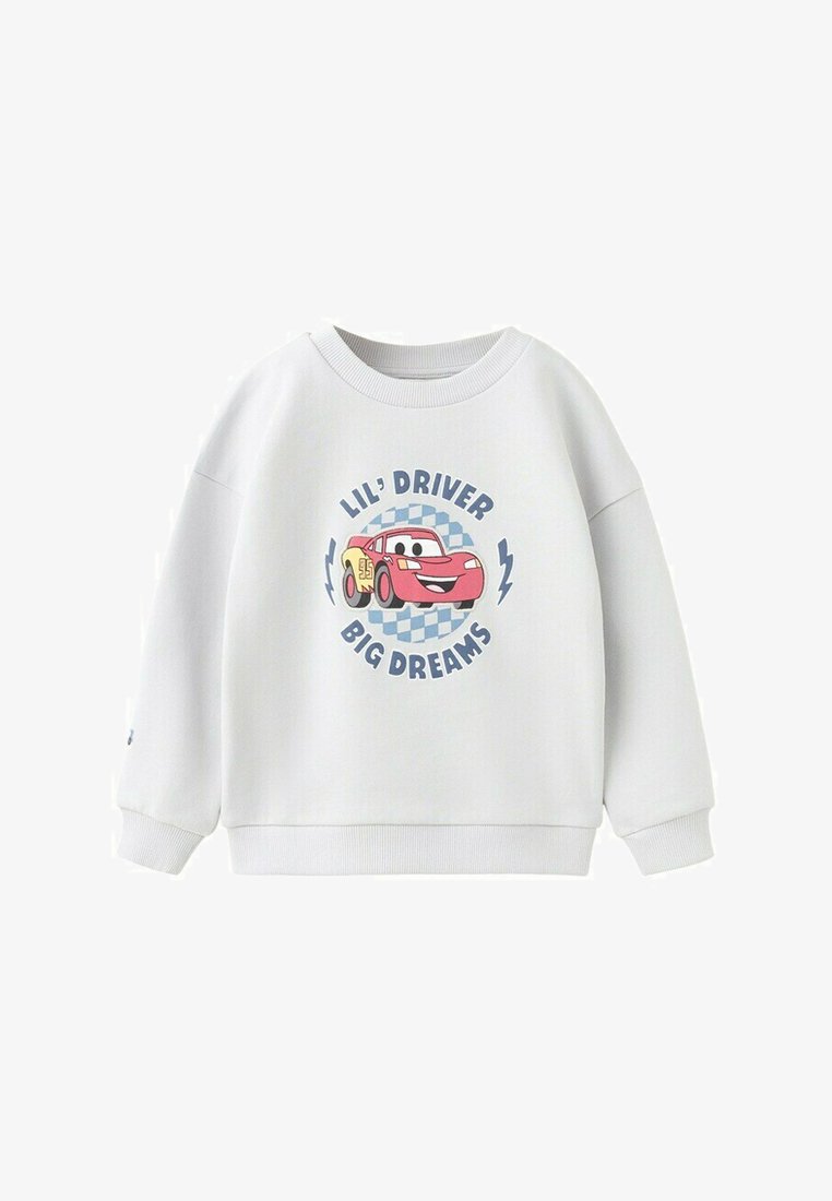 Felpa bianca per bambini con macchina da corsa rossa a cartone animato e testo "Piccolo Pilota Grandi Sogni" sul davanti, con sfondo a scacchi blu.